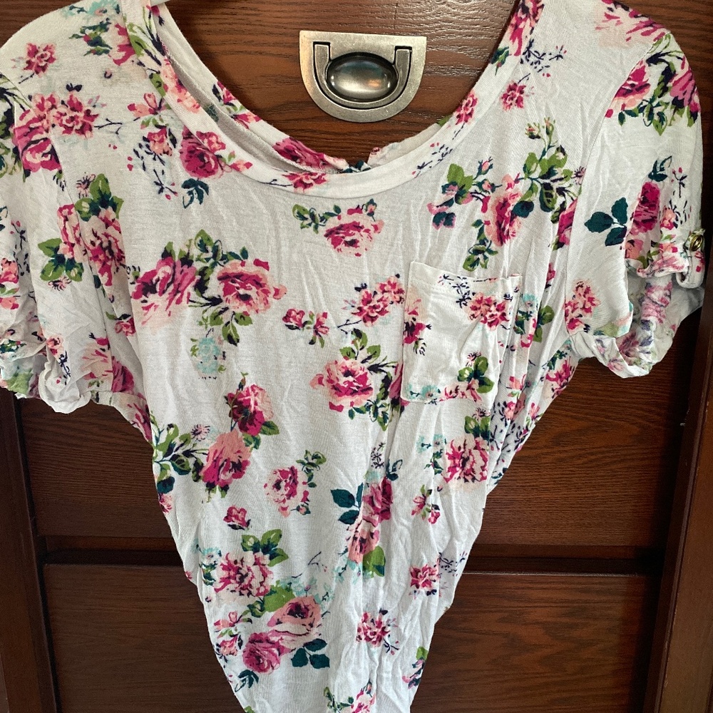 Flowered shirt sleeve shirt